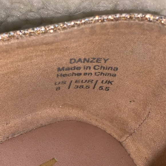 Mix No. 6 gold very sparkly flats size 8. - Picture 12 of 15